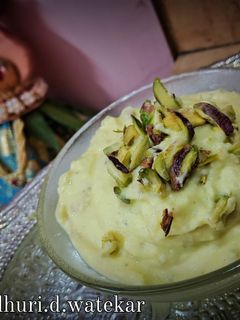 पिस्ता श्रीखंड (pista shrikhand recipe in marathi) रेसिपी चे मुख्य फोटो