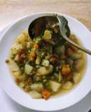 Minestrone fresco di verdure, ortaggi e legumi