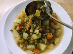 Foto di Minestrone fresco di verdure, ortaggi e legumi