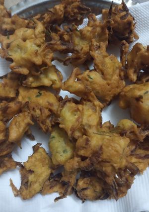 कांदा भजी (kanda bhaji recipe in marathi) रेसिपी चे मुख्य फोटो 