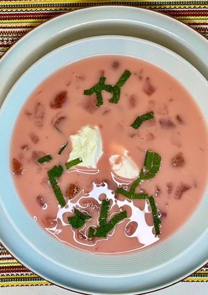 Une photo de Soupe glacée aux fraises et au yaourt à la grecque