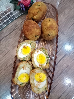 A picture of Egg stuffed potato 🍠.