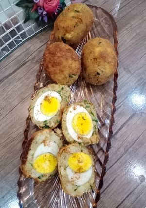 A picture of Egg stuffed potato 🍠.