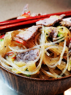 Una foto de Fideos chinos con verduras