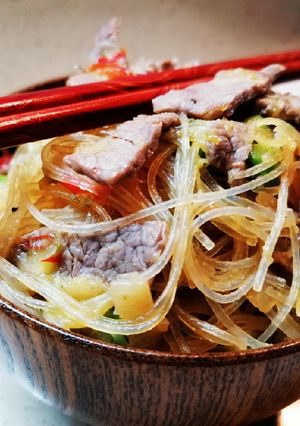 Una foto de Fideos chinos con verduras