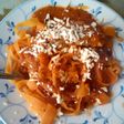 Fideos o zoodles de zanahoria con salsa de tomate y pollo