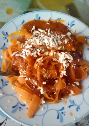 Una foto de Fideos o zoodles de zanahoria con salsa de tomate y pollo