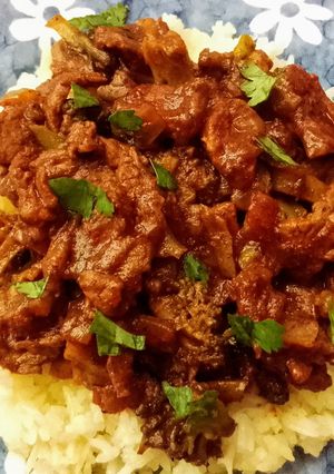Una foto de Res Vindaloo con Brócoli y Arroz