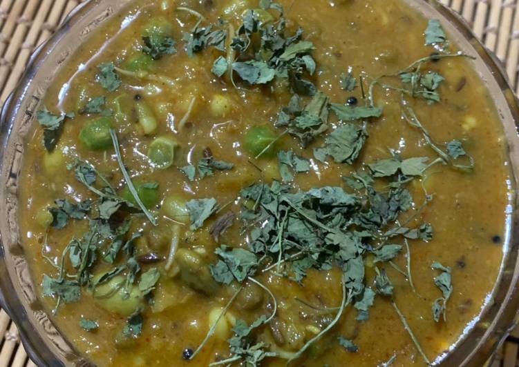 Peas sprouts hyacinth beans masala