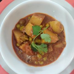 A picture of Aloo Matar.
