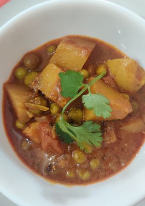 A picture of Aloo Matar.