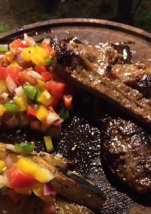 Una foto de Vacío, entraña y pechito de cerdo con papas rústicas al disco y ensalada criolla