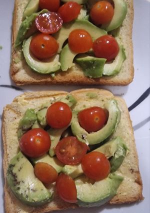 Una foto de Tostada Philadelphia con Aguacate y Tomate Cherry