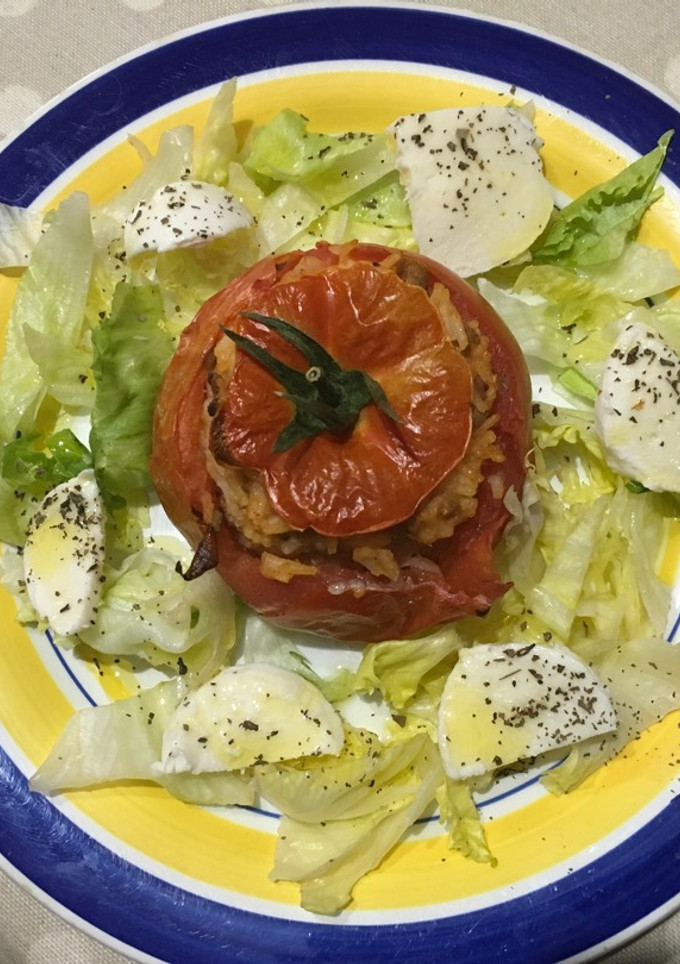 Una foto de Tomates rellenos de arroz y carne picada