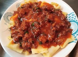 Una foto de Raviolis con salsa a la bolognesa!!