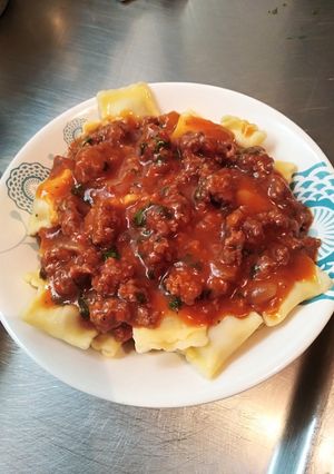 Una foto de Raviolis con salsa a la bolognesa!!