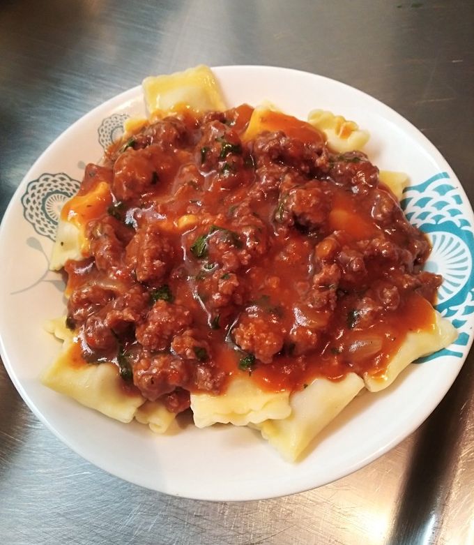Una foto de Raviolis con salsa a la bolognesa!!