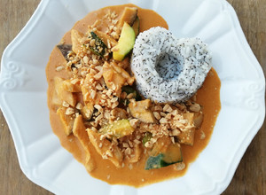 Una foto de Pollo al curry thai