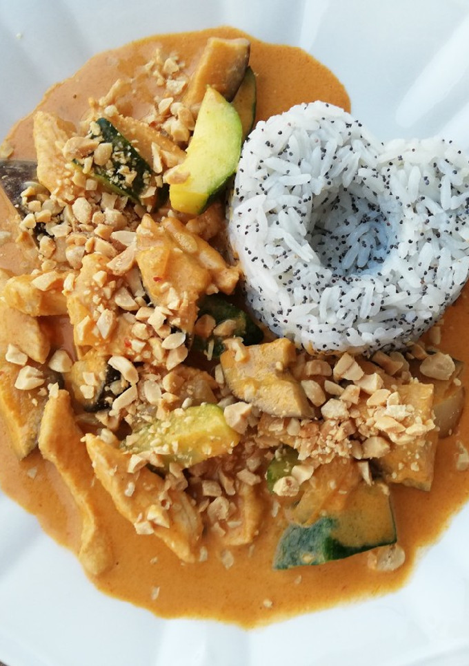Una foto de Pollo al curry thai