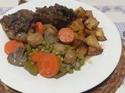 Una foto de cabrito a la cazuela