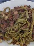 Cintas de espinacas picantes con carne y champiñones