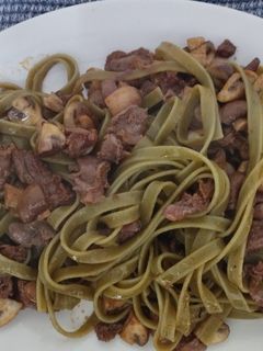 Una foto de Cintas de espinacas picantes con carne y champiñones