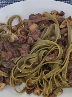 Una foto de Cintas de espinacas picantes con carne y champiñones