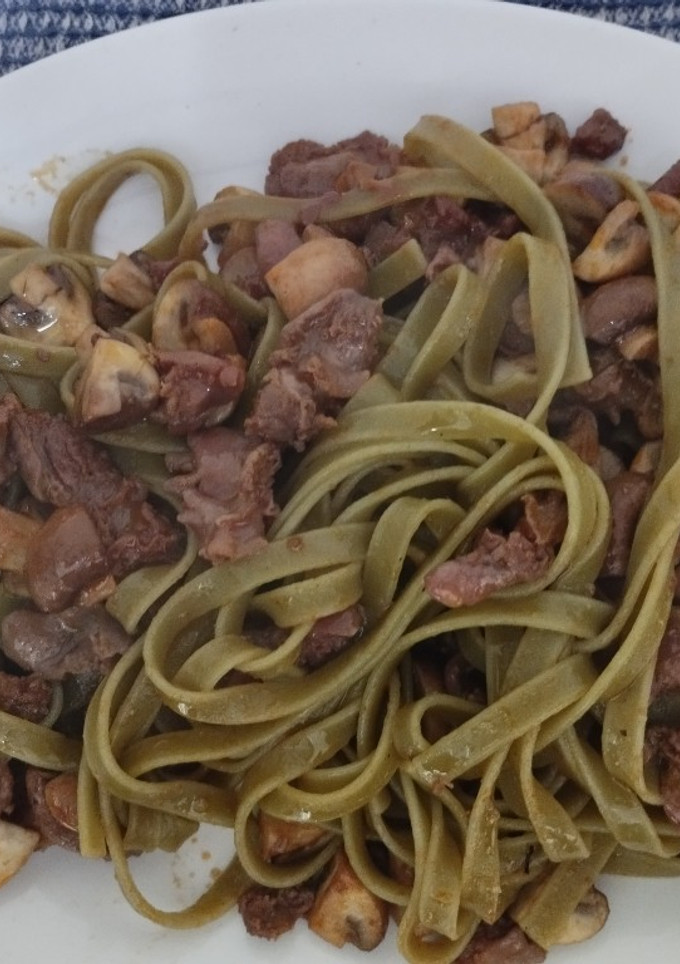 Una foto de Cintas de espinacas picantes con carne y champiñones