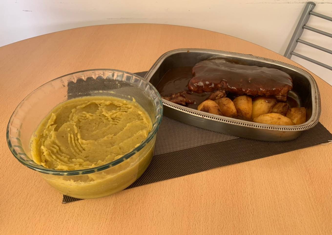 Carre de cerdo con salsa barbacoa manzanas y puré de batatas