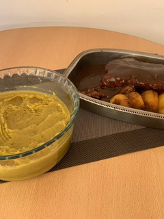 Una foto de Carre de cerdo con salsa barbacoa manzanas y puré de batatas