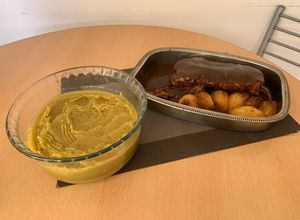 Una foto de Carre de cerdo con salsa barbacoa manzanas y puré de batatas