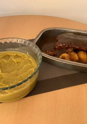 Una foto de Carre de cerdo con salsa barbacoa manzanas y puré de batatas