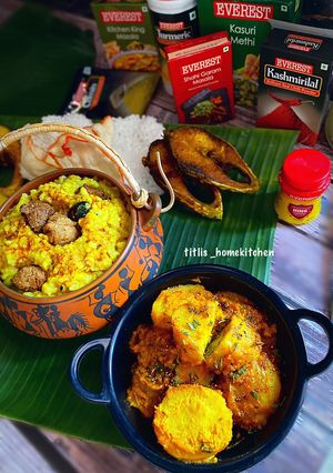 A picture of Stuffed Aloo Dum in Cholar Daal Gravy.