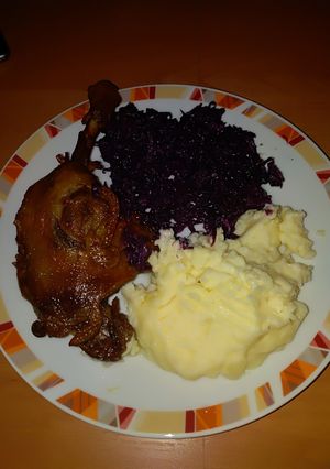 Kacsacomb, párolt lilakáposzta és krumplipüré recept fotója