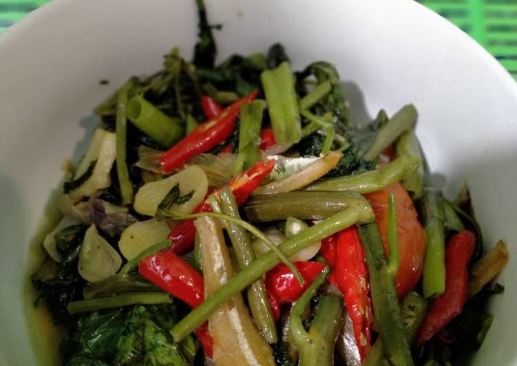 Cara Gampang Menyiapkan Cah kangkung teri, Bisa Manjain Lidah