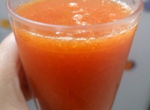 Una foto de Jugo de papaya con algarrobina