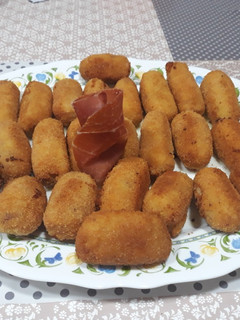 Una foto de Croquetas de jamón serrano y pollo