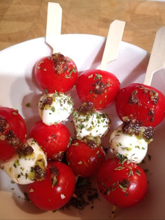 Una foto de Brochetas de cherry y mozzarella 🍅🧀