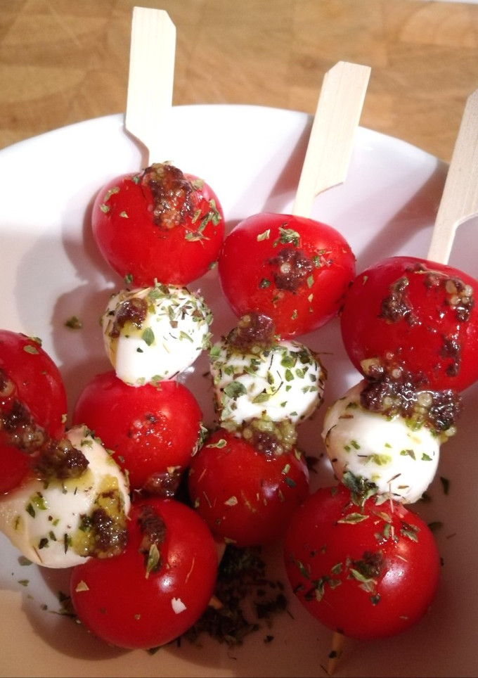 Una foto de Brochetas de cherry y mozzarella 🍅🧀