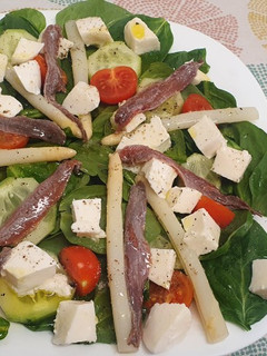 Una foto de Ensalada de espinacas con anchoas o boquerones en vinagre