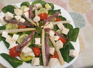 Una foto de Ensalada de espinacas con anchoas o boquerones en vinagre