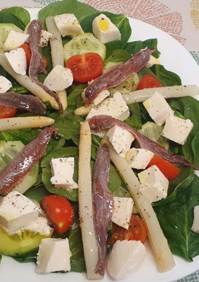 Una foto de Ensalada de espinacas con anchoas o boquerones en vinagre