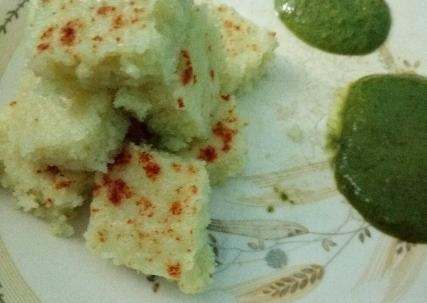 Rice chanadal dhokla with dhaniya khatti and mithi chutney