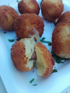 Una foto de Bolitas de patata rellenas de queso Morbier y salchicha
