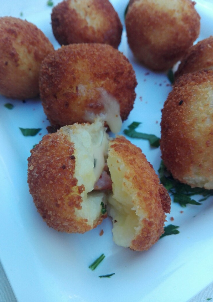 Una foto de Bolitas de patata rellenas de queso Morbier y salchicha