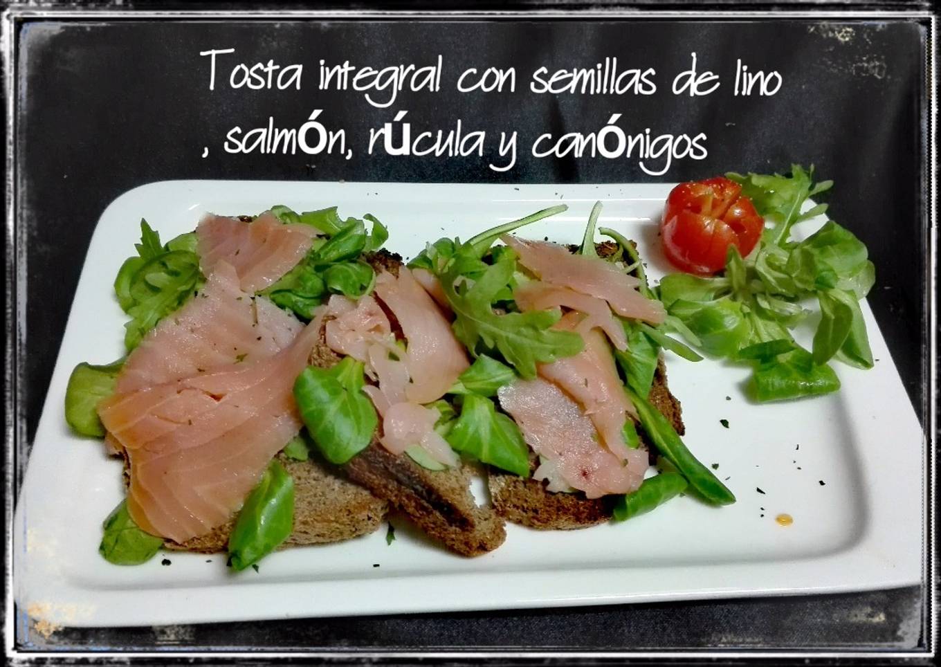 Tosta integral con semillas de lino, salmón, rúcula y canónigos