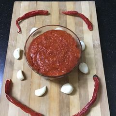 A picture of Garlic chutney.