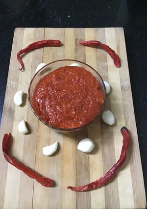 A picture of Garlic chutney.