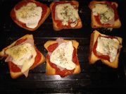 Una foto de pizzetas jamon y queso