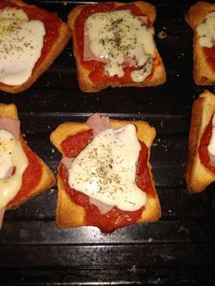 Una foto de Pizzetas con pan lactal